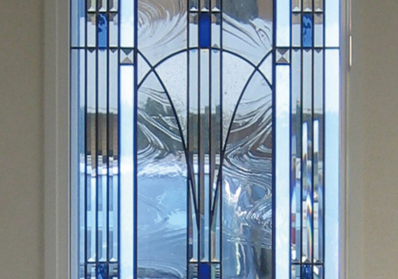 ステンドグラス；玄関ホールFIX窓<br>アール・デコの優雅な時代に思いを巡らせながら、現代のインテリアに自然に溶け込む様に<br>デザインしたステンドグラス。Signature model