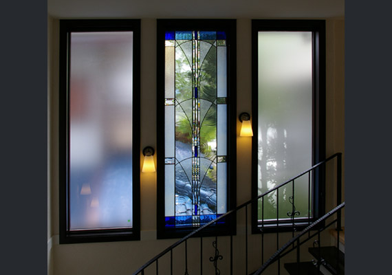 ステンドグラス；階段ホールFIX窓<br>螺旋階段の吹抜け空間に、一階から二階につながって計画したステンドグラス。<br>ダイナミックな空間をつないで豊かな表情を与えています。