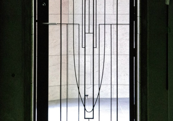 ロートアイアン；門扉<br>装飾美と防犯機能を兼ね備えた門扉。<br>こだわりのディテールは、正面から見ると軽快なフォルム。角度を変えて見ると重厚な表情を見せます。