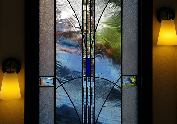 ステンドグラス；階段ホールFIX窓<br>外の気配を伝えて視線を柔らかく遮る味わいのあるステンドグラス。<br>時間と季節のうつろいを映して、暮らしに変化をもたらします。