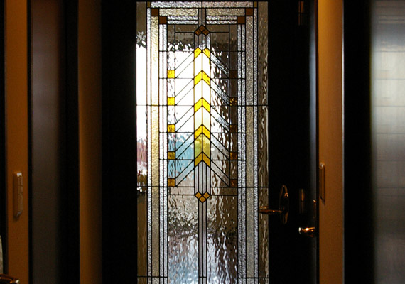 ステンドグラス；リビングドア<br>建築家フランク・ロイド・ライトへのオマージュを込めて制作したステンドグラス。<br>落ち着いた色調とデザインが、クラッシックで落ち着いた雰囲気を演出します。