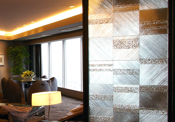 リフラックスグラス；ゲストルームパーテーション<br>異なる技法で制作した装飾ガラスを重ねて表現したクリエイションが、インテリアに華をそえます。