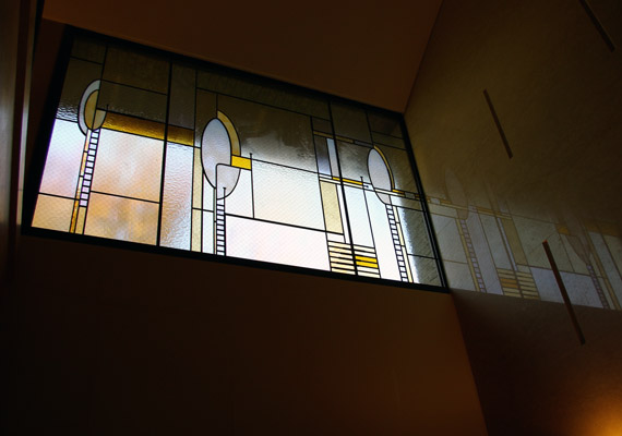 ステンドグラス；玄関ホールFIX窓<br>アールデコの雰囲気漂うステンドグラス。半透明のガラス構成で外界の視界を遮りながら、静かな時間が流れます。