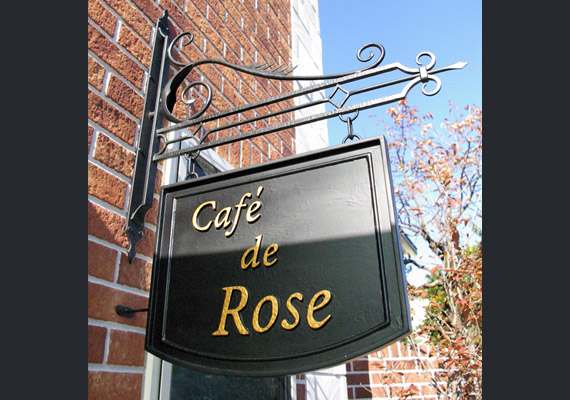 ロートアイアン；看板<br>住宅に併設されたサロンの看板。庭園の美しい薔薇と相まってサロンの象徴となっています。