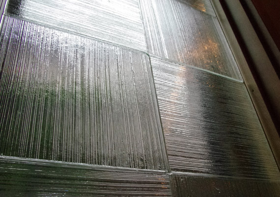リフラックスグラス；玄関ホールFIX窓<br>インテリアエレメントとして市松模様にデザインした装飾ガラス。プライバシーの保護と採光をかなえました。