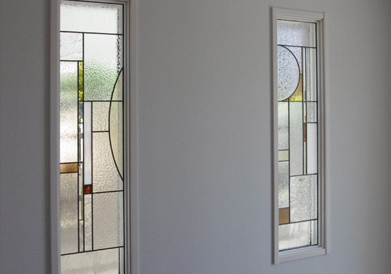 ステンドグラス；玄関ホールFIX窓<br>透明系と落ち着いた色ガラスを織り交ぜて制作した上質なステンドグラス。<br>日々の暮らしの中に光を透した感動が続くシンプルなデザイン。