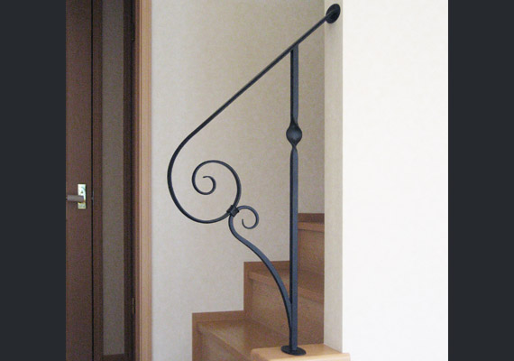 ロートアイアン；階段手摺<br>シンプルなデザインにロートアイアンの魅力を凝縮した階段手摺。オリジナル制作。