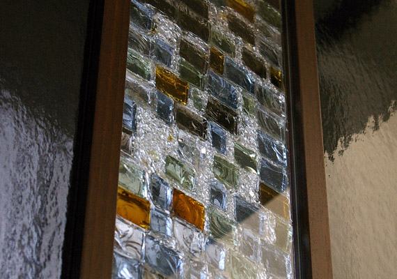 グラスモザイク；ホールニッチ<br>ガラスの塊を砕いて作り込んだグラスモザイク。<br>微妙な色ガラスの組合せが複雑な表情を生みます。