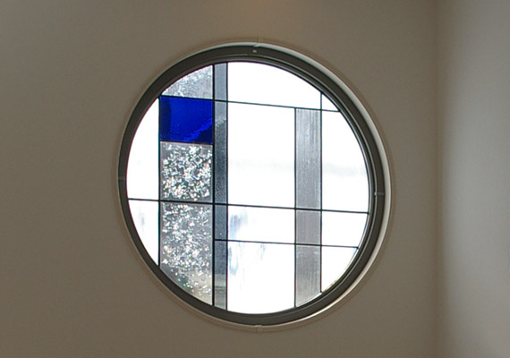 ステンドグラス；玄関ホールFIX窓<br>丸窓に、乳白ガラスやグラスモザイクを組み込んだ和モダンのステンドグラス。
