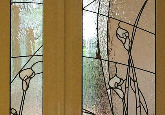 ステンドグラス；リビングドア<br>複数の透明系のガラスを使って、視線を遮りながら<br>空気感を繋いだステンドグラス。