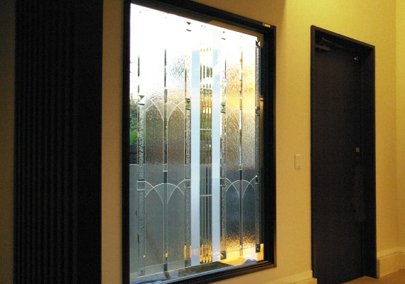 リフラックスグラス；玄関ホールFIX窓<br>玄関ホールの窓に設えた大型の装飾ガラス。<br>アール・デコの雰囲気を感じさせながら、現代のインテリアに自然に溶け込む様にデザインしました。