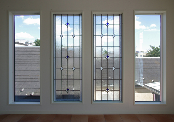 ステンドグラス；サンルームFIX窓<br>暮らしに自然を感じられる設え。<br>透明の窓とステンドグラスの窓の組合せで景色を程良く調節しました。