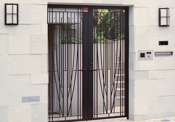 ロートアイアン；門扉<br>装飾美と防犯機能を兼ね備えた門扉。<br>こだわりのディテールは、正面から見ると軽快なフォルム。角度を変えて見ると重厚な表情を見せます。