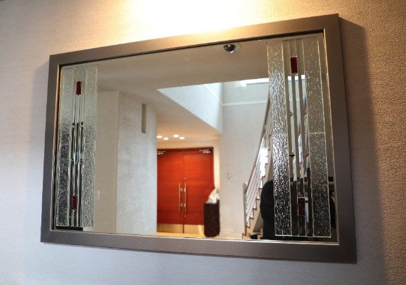 リフラックスミラー；玄関ホール<br>装飾性と機能性を備えたミラー。<br>ステンレス製フレームも含めてアートワークとしての恒久設置。