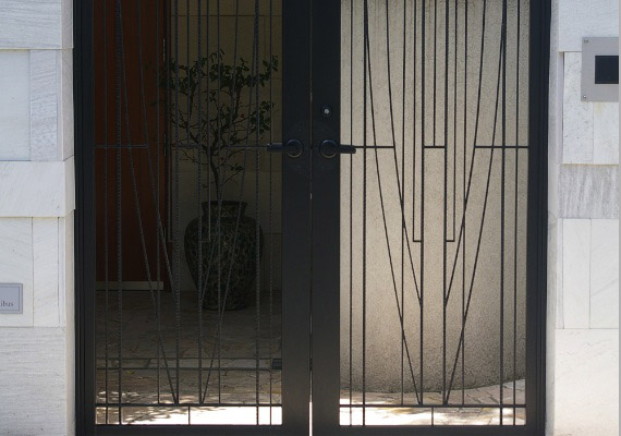 ロートアイアン；門扉<br>装飾美と防犯機能を兼ね備えた門扉。<br>こだわりのディテールは、正面から見ると軽快なフォルム。角度を変えて見ると重厚な表情を見せます。