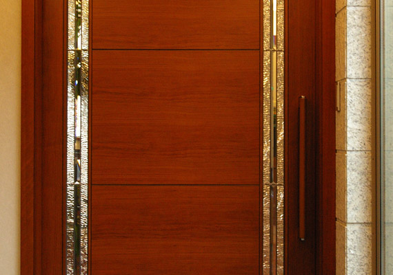 ステンドグラス；玄関ホールドア<br>建具の一部として計画したステンドグラス。<br>採光の機能と装飾性をステンドグラスのエッセンスで叶えました。