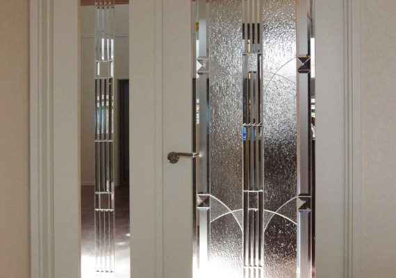 リフラックスグラス；リビングドア<br>光や空気が通り抜ける様なイメージで制作した風雅な装飾ガラス。<br>主張し過ぎない上質なしつらえが、心地よい空間につながります。