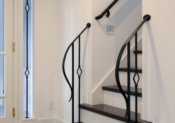 ロートアイアン；階段手摺<br>シンプルなデザインにロートアイアンの魅力を凝縮した階段手摺。オリジナル制作。