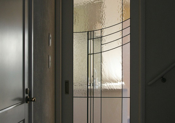 ステンドグラス；玄関ホールドア<br>カットグラスと柔らかい表情の手吹きガラスの構成で制作したステンドグラス。<br>クラッシックで落ち着いた雰囲気を演出します。