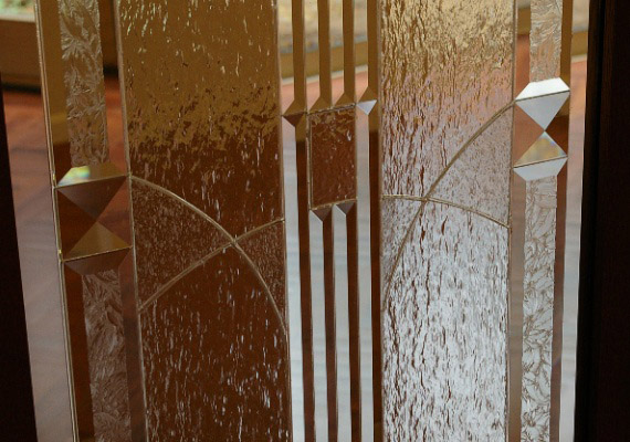 リフラックスグラス；リビングドア<br>光や空気が通り抜ける様なイメージで制作した風雅な装飾ガラス。<br>主張し過ぎない上質なしつらえが、心地よい空間につながります。