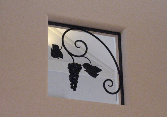 ロートアイアン；室内窓飾り<br>植物をモチーフにした上質なアイアンワーク。素材を研磨することから始める丁寧な仕事は、<br>工業製品と区別して評価されています。