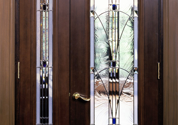 ステンドグラス；リビングドア<br>アール・デコの雰囲気を感じさせながら、現代のインテリアに自然に溶け込む様に<br>デザインしたステンドグラス。