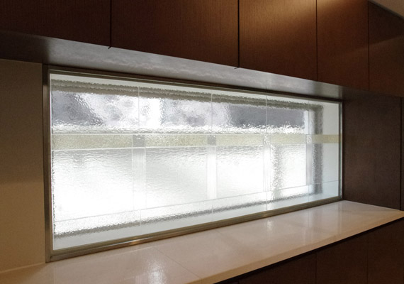 リフラックスグラス；玄関ホールFIX窓<br>視線を遮る為に設えたパーテーション。素材を見極めながら装飾性を備えたシンプルなデザイン。