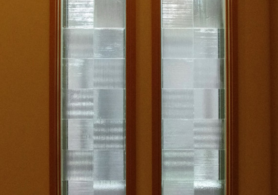 リフラックスグラス；玄関ホールFIX窓<br>インテリアエレメントとして市松模様にデザインした装飾ガラス。プライバシーの保護と採光をかなえました。