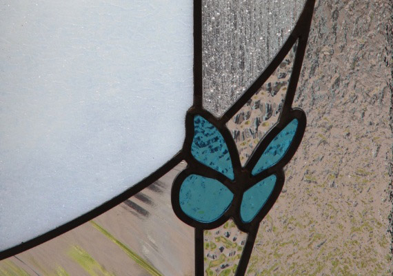 ステンドグラス；階段室吹抜けFIX窓<br>お客様のイメージをかたちにした蝶が舞う楽しいステンドグラス。