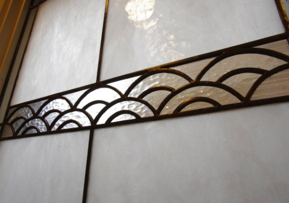 ステンドグラス；玄関ホールFIX窓<br>和モダンのインテリアエレメントとしてのステンドグラス。<br>和の図案「青海波」の要素を汲みながら、足元の窓からのぞく外構の植栽と合せた設え。
