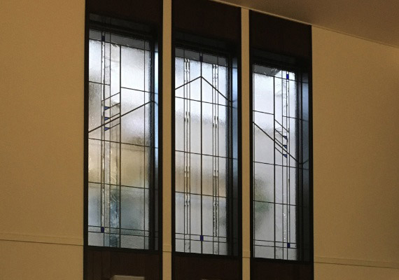 ステンドグラス；リビング吹抜けFIX窓<br>視界を遮りながら外の気配を感じさせるステンドグラス。<br>吹抜けの広い空間に広がるデザイン。