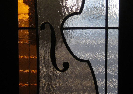 ステンドグラス；玄関ホールドア<br>楽器をモチーフにしたステンドグラス。<br>音楽愛好家のお住まいに、音楽を感じさせる設え。