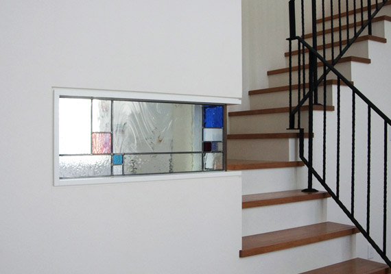 ステンドグラス；階段室FIX窓<br>家事スペースコーナーに設けたステンドグラス。<br>ステンドグラス越しに家族の存在を感じられます。