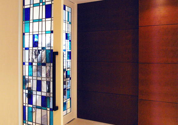 リフラックスグラス；玄関ホールドア<br>クッキングスクールのエントランスに設けたステンドグラスドア。<br>北欧のテキスタイルをイメージしてデザイン。