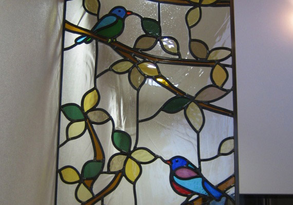 ステンドグラス；玄関ホールパーテーション<br>庭木に訪れる小鳥のステンドグラス。<br>旧居の庭の景色を感じる温かい設え。