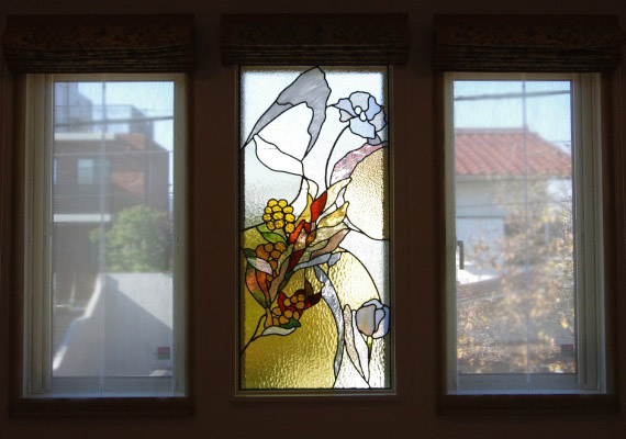 ステンドグラス；居室FIX窓<br>ミモザなど植物をデザインした輝く様なステンドグラスが、インテリアを華やかに演出します。<br>インテリアコーディネーターとのコラボレーション。