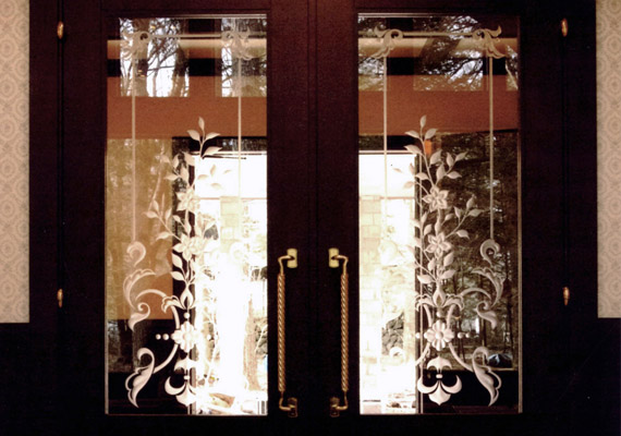 エッチンググラス；玄関ホールドア<br>お客様を迎え入れる玄関ホールのドアへのしつらえ。植物のデザインが優美な雰囲気をたたえます。