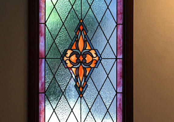 ステンドグラス；リビングFIX窓<br>英国のお城をイメージして制作したステンドグラス。<br>菱形部分には異なるガラスをランダムに配置。
