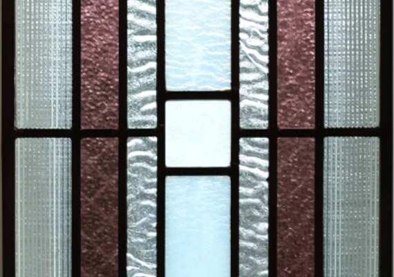 ステンドグラス；リビングFIX窓<br>すでにお住まいの住宅の、ご家族の雰囲気に合せてしつらえたステンドグラス。
