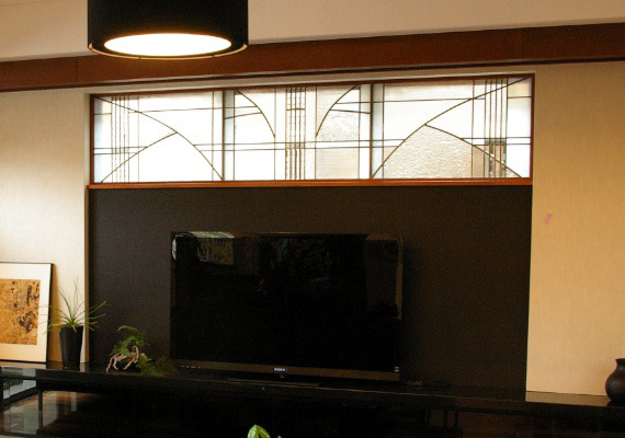 ステンドグラス；リビングFIX窓<br>アール・デコの優雅な雰囲気を現代のインテリアに自然に溶け込む様に<br>デザインしたステンドグラス。