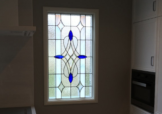 ステンドグラス；キッチンFIX窓<br>暮らしに寄り添うキッチンのステンドグラス。<br>爽やかなガラスの組合せで外の視線を遮りながら気配を伝えます。
