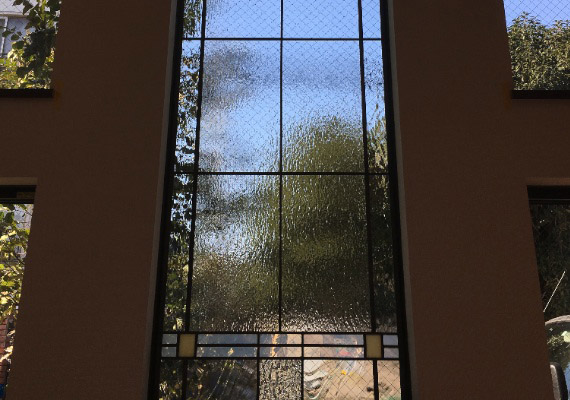 ステンドグラス；リビングFIX窓<br>シンプルなデザインで視界を遮りながら外の雰囲気が伝わるステンドグラス。