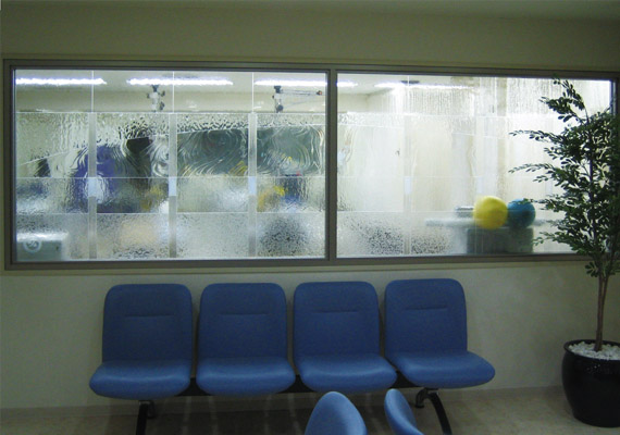 リフラックスグラス；室内FIX窓<br>スポーツクリニックの待合室とリハビリテーションセンターを仕切る窓。<br>視界を遮りながら活気を感じられる明るい空間に。