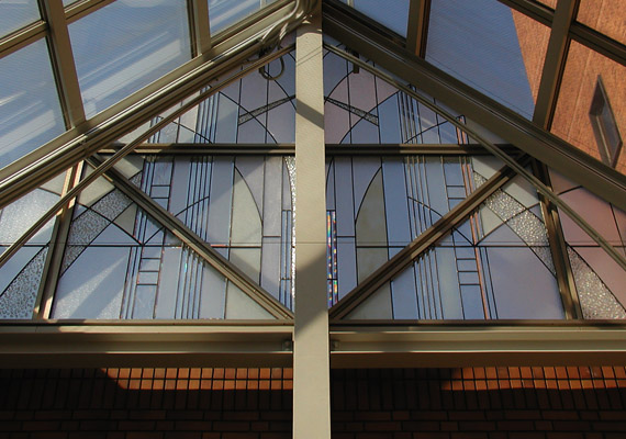 ステンドグラス；FIX窓<br>チャペルの切り妻の窓に設けたステンドグラス。<br>未来を感じさせる伸びやかなイメージをデザインしました。