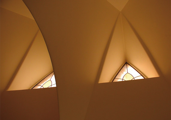 ステンドグラス；FIX窓<br>ペントハウスの高窓に設けた建築のエレメントとしてのステンドグラス。